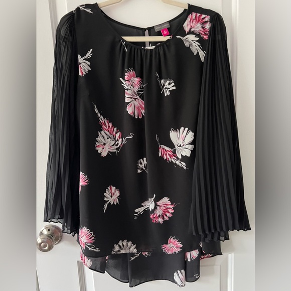 Vince Camuto Tops - Vince Camuto Sheer Pleated Butterfly Sleeve Flowy Floral Blouse | Size Medium